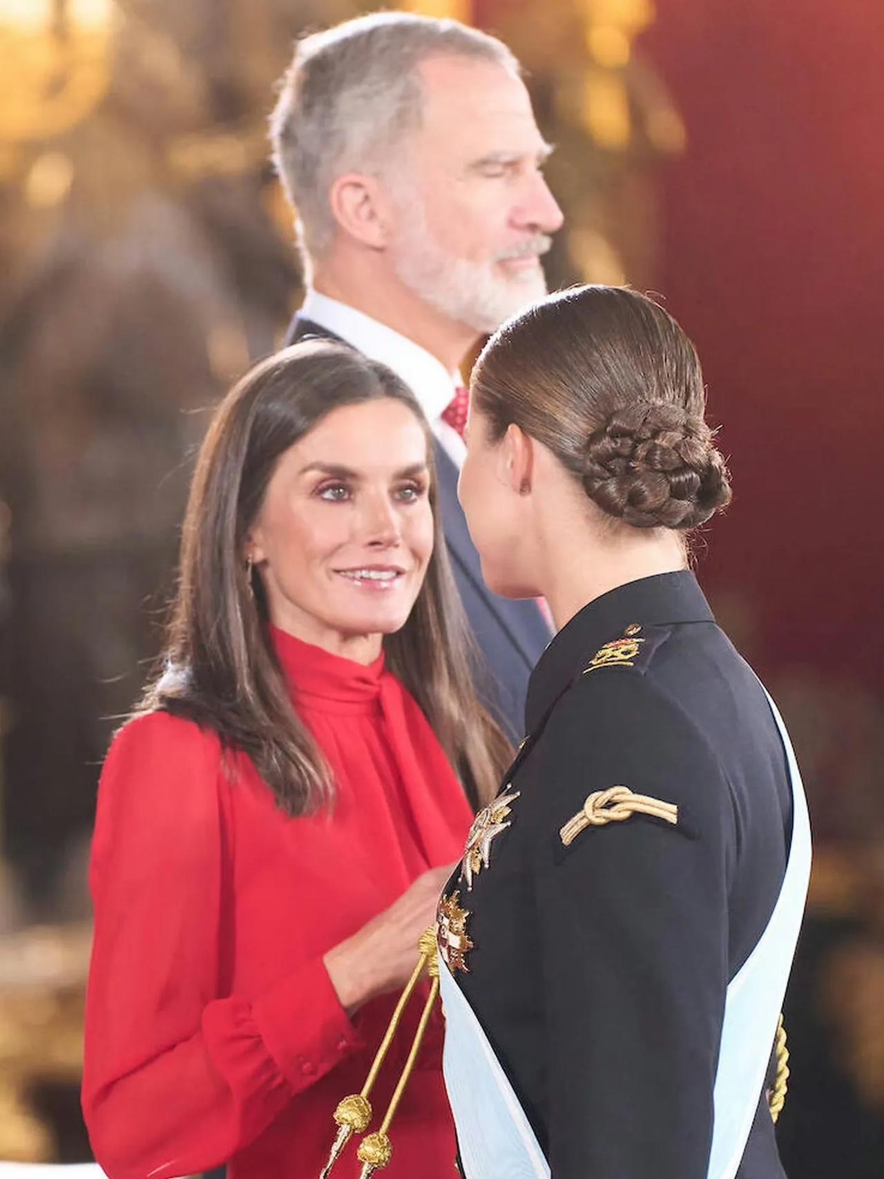 西班牙国庆活动之一，国王夫妇在马德里皇宫举行招待会。费利佩国王换上了西装，但莱昂