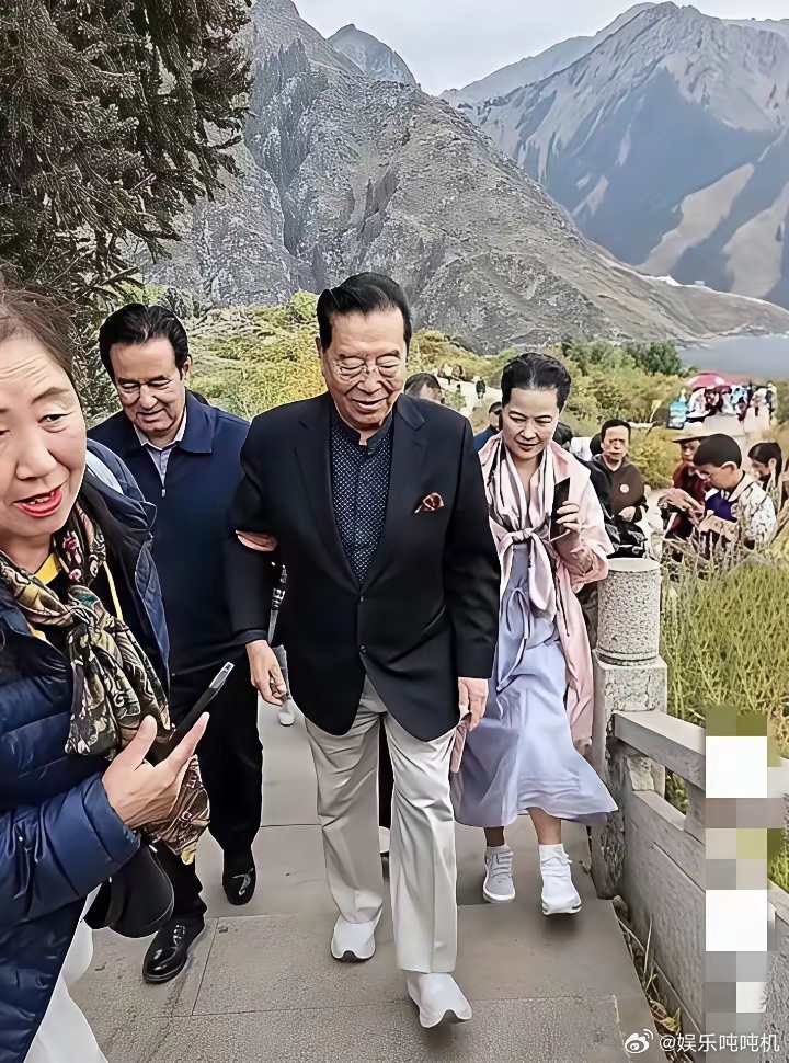 2025年秋，李双江携妻子梦鸽游览新疆天池山时的一幕，一帮当地好友陪同前呼后拥的