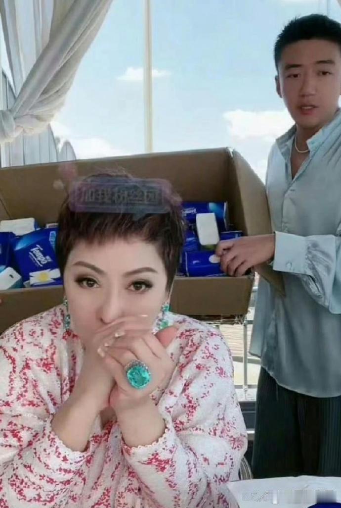 向太曾佩戴华丽珠宝，如今却转行卖卫生纸，这种转变令人惊讶。她的勇气和决心值得敬佩