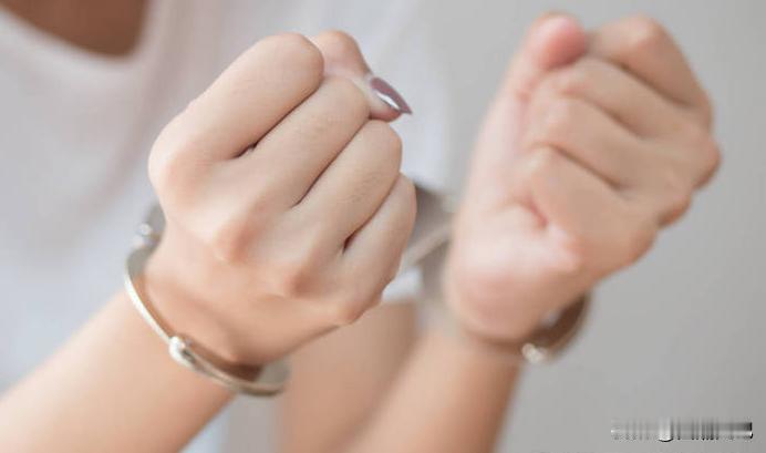 北京，当妻子发现丈夫出轨，在丈夫手术期间她还精心照顾，端水喂药，希望丈夫能够回心