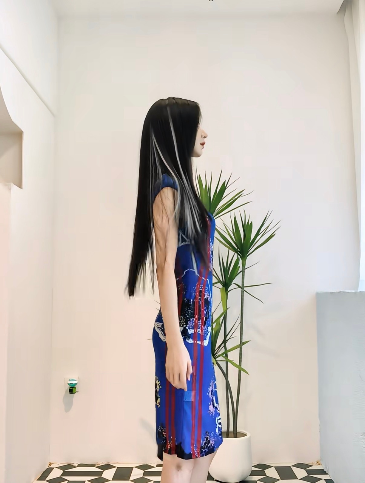 代斯又穿旗袍了代斯蓝色旗袍好有韵味再度身着蓝色旗袍出镜，衣身设计简约大气，身形曲