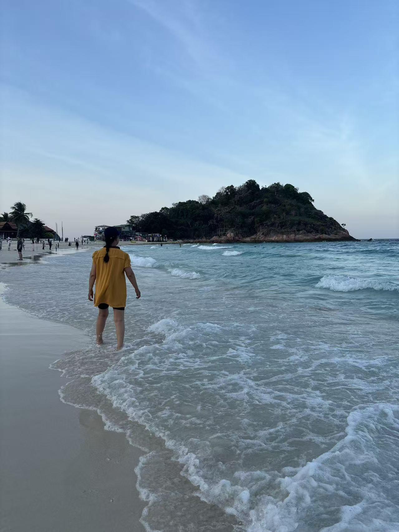 夏日海边散步简直不要太舒服！全国多地40度热浪持续，在南方中午出门都要被“烤化”