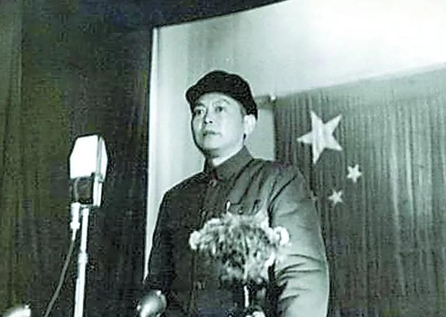 1921年，12岁的李先念为了生计，拜木匠袁学福为师学习手艺，曾在汉口一寿器店给