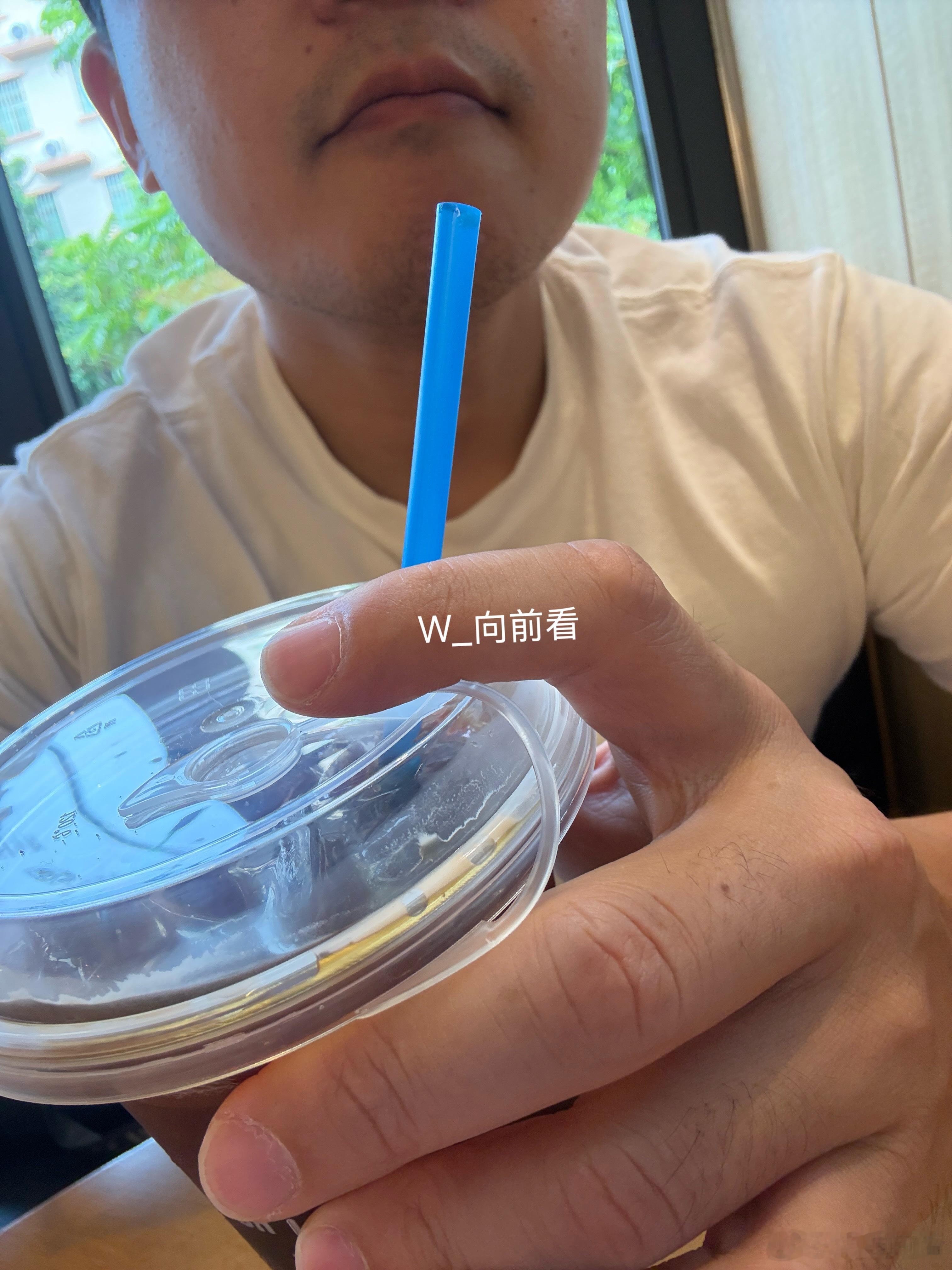 呆不住了，还是跑出来咖啡店坐坐，喝杯咖啡☕️！中午吃完饭后发现嘴唇长了个小水泡，