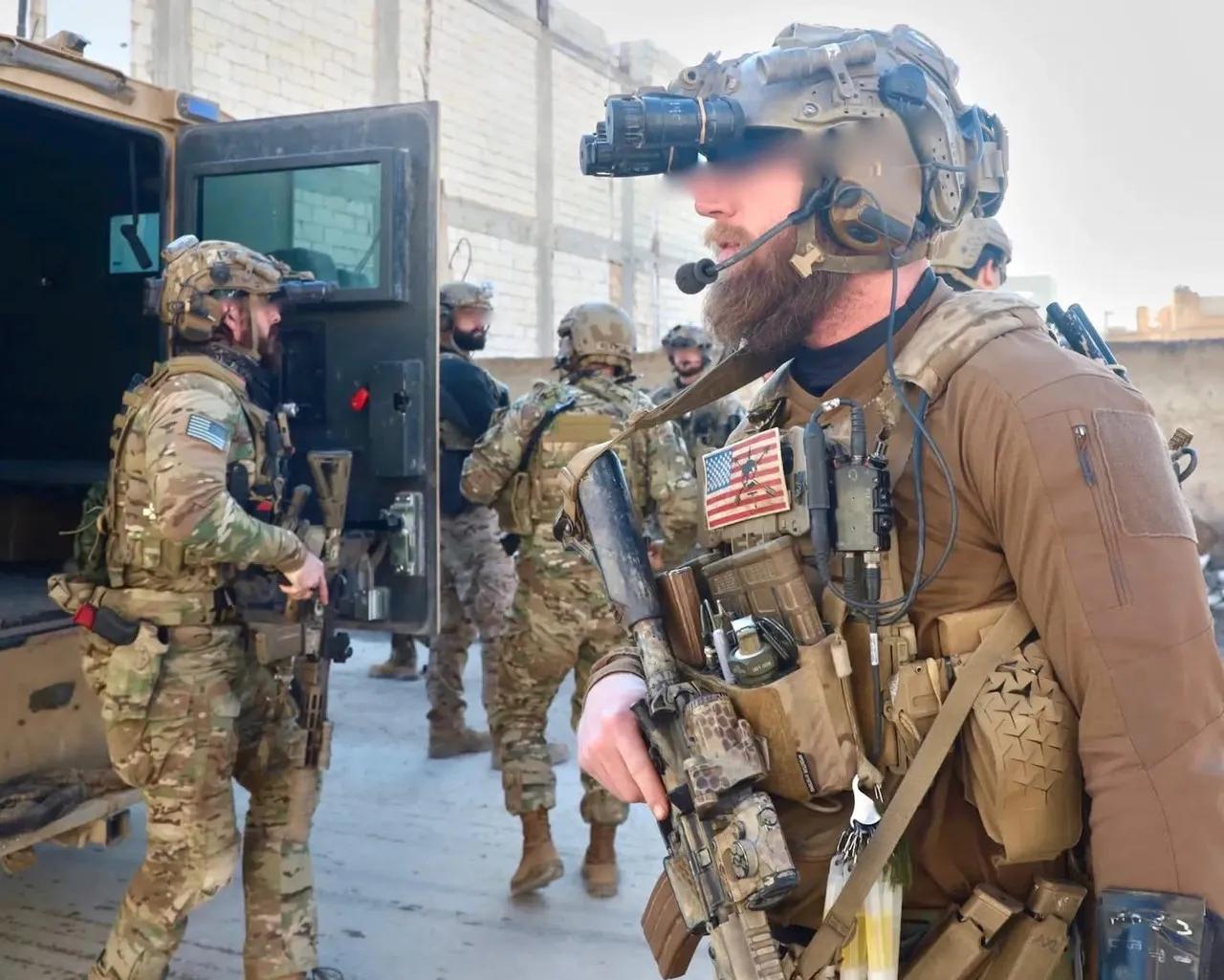 美国第五特种部队的成员在与美国支持的叙利亚民主力量（SDF）的会议期间提供安全保