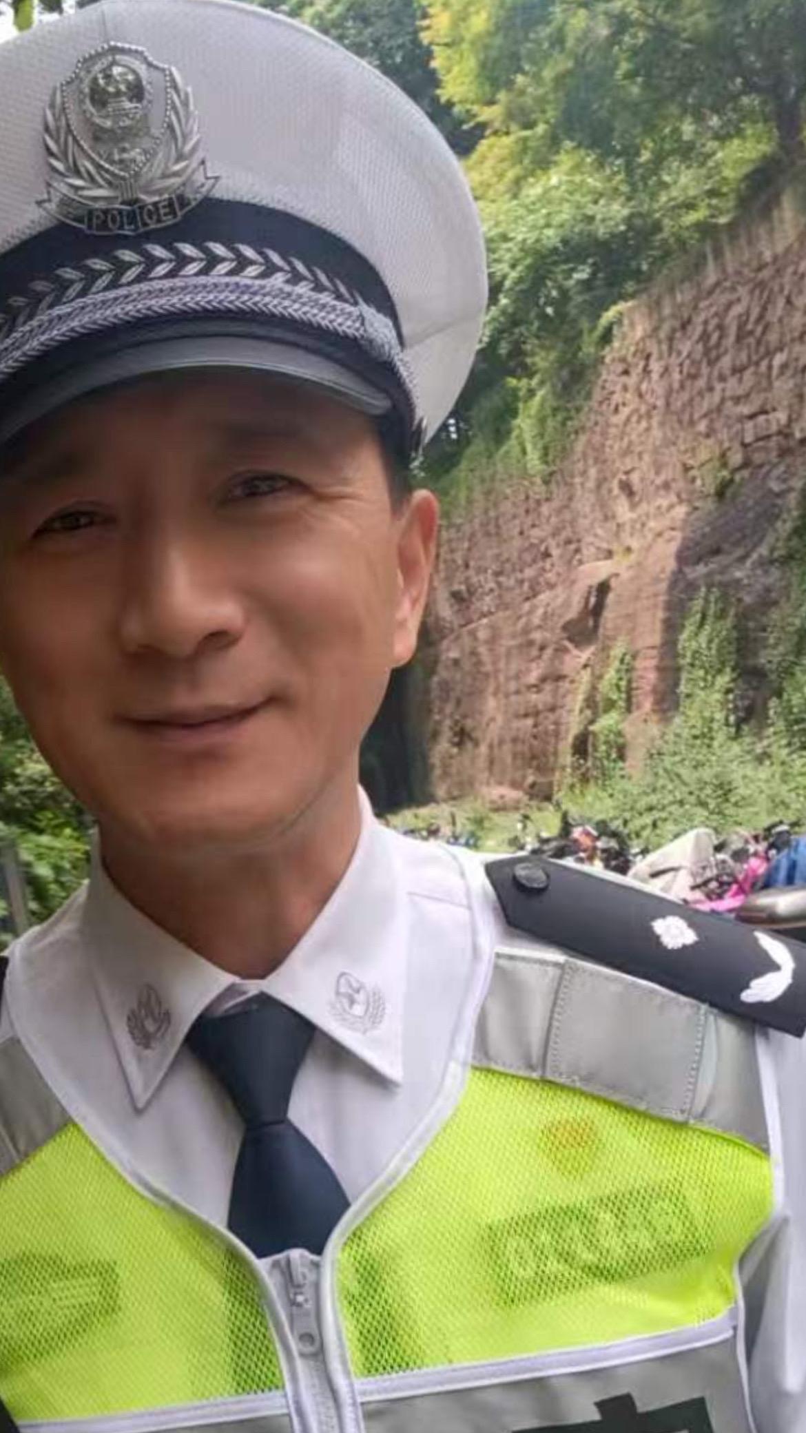 这位白衬衫蜀黍，你怎么这么帅啊！浙江dou知道 杭州交警 正能量 交警