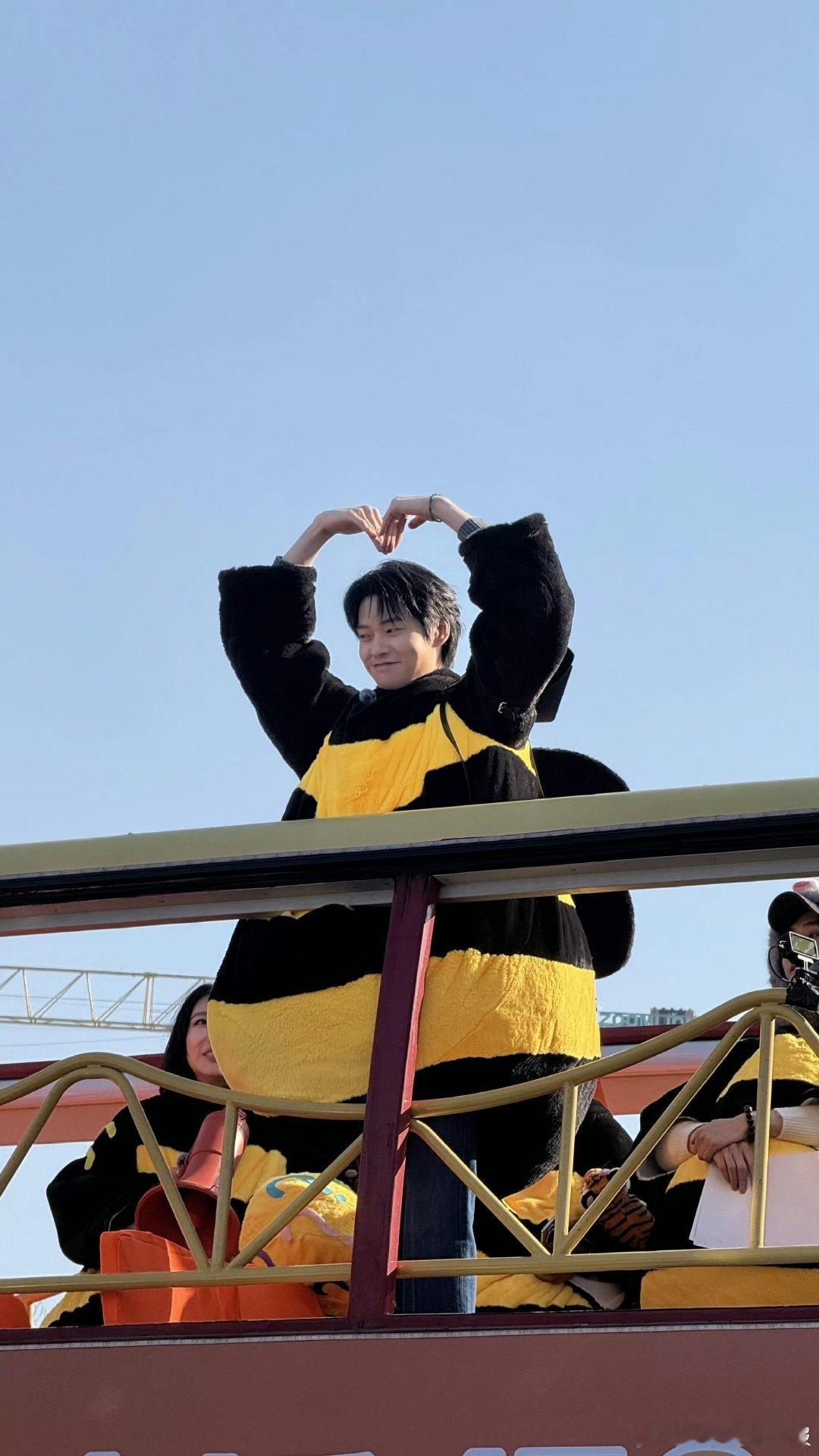 周五晚高疯的鱼眼镜头已经nextlevel了谁还没看这个疯批官宣！全员蜜蜂服 +