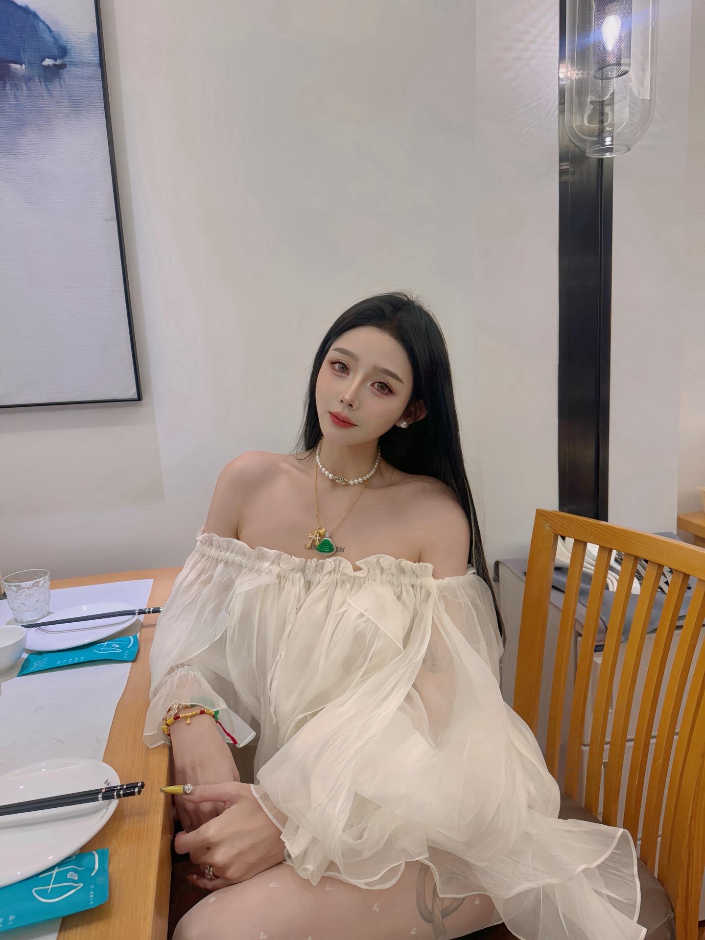 你根本不用求证自己是否被爱着 爱你的人会自己穿过人海 把安全感塞满你口袋里
