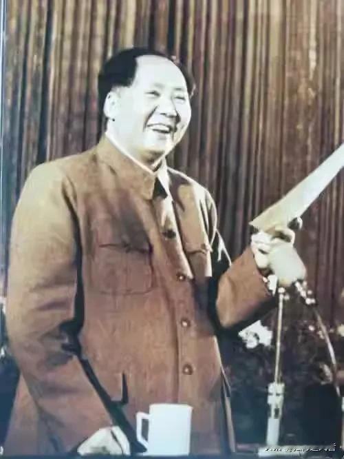 《�浪淘沙·教员》
�大圣立云天，难惧金仙。豪情壮志积心间。唤起工农千百万，天下