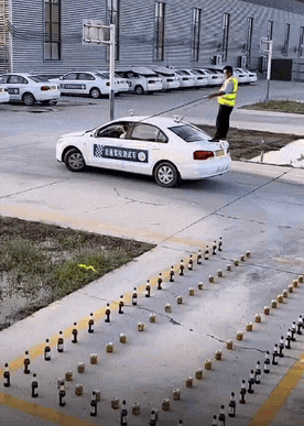 教练，你真是个人才！
驾校最头疼的是什么？毫无疑问绝对是“钉子户”。
某驾校的一