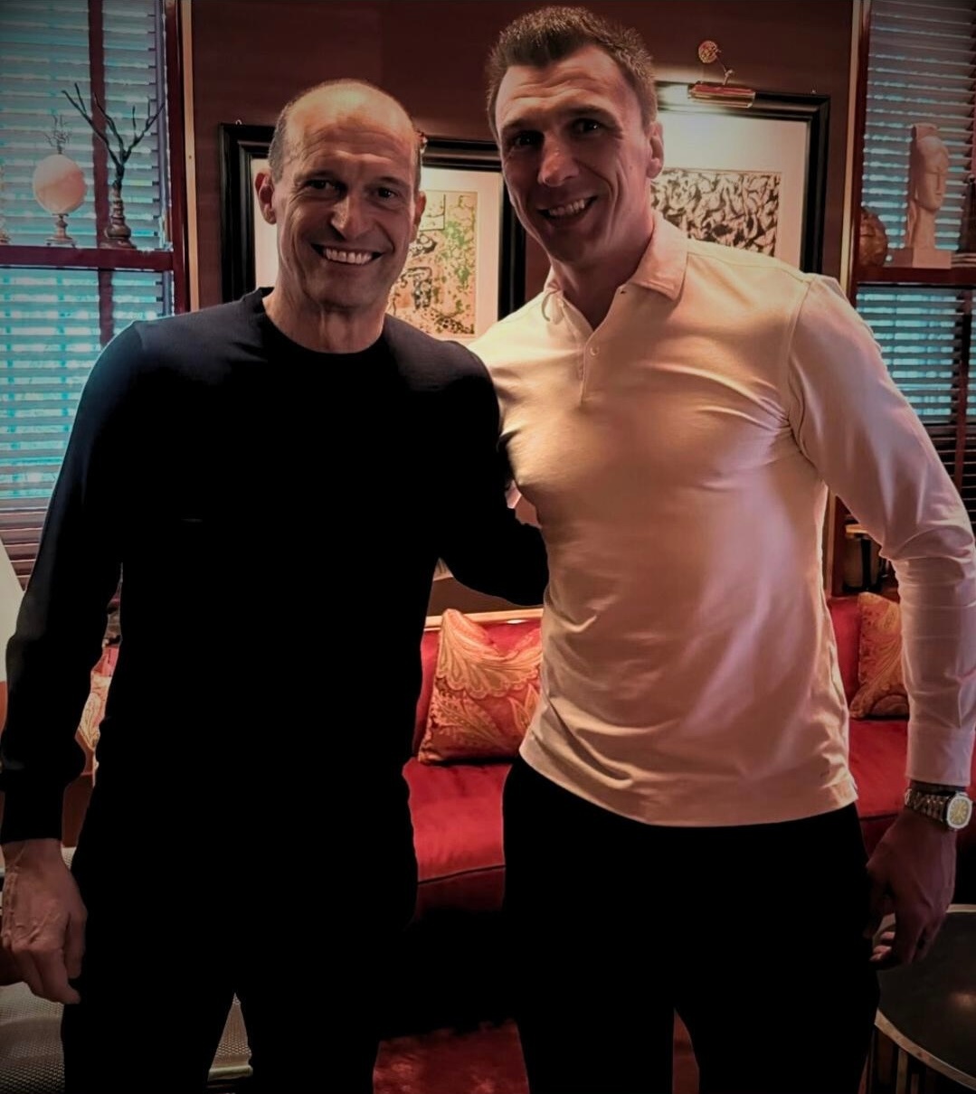 【👉】 🔴⚫️ 曼朱基奇🇭🇷在自己的社交媒体晒出与老朋友们的合影。📸s