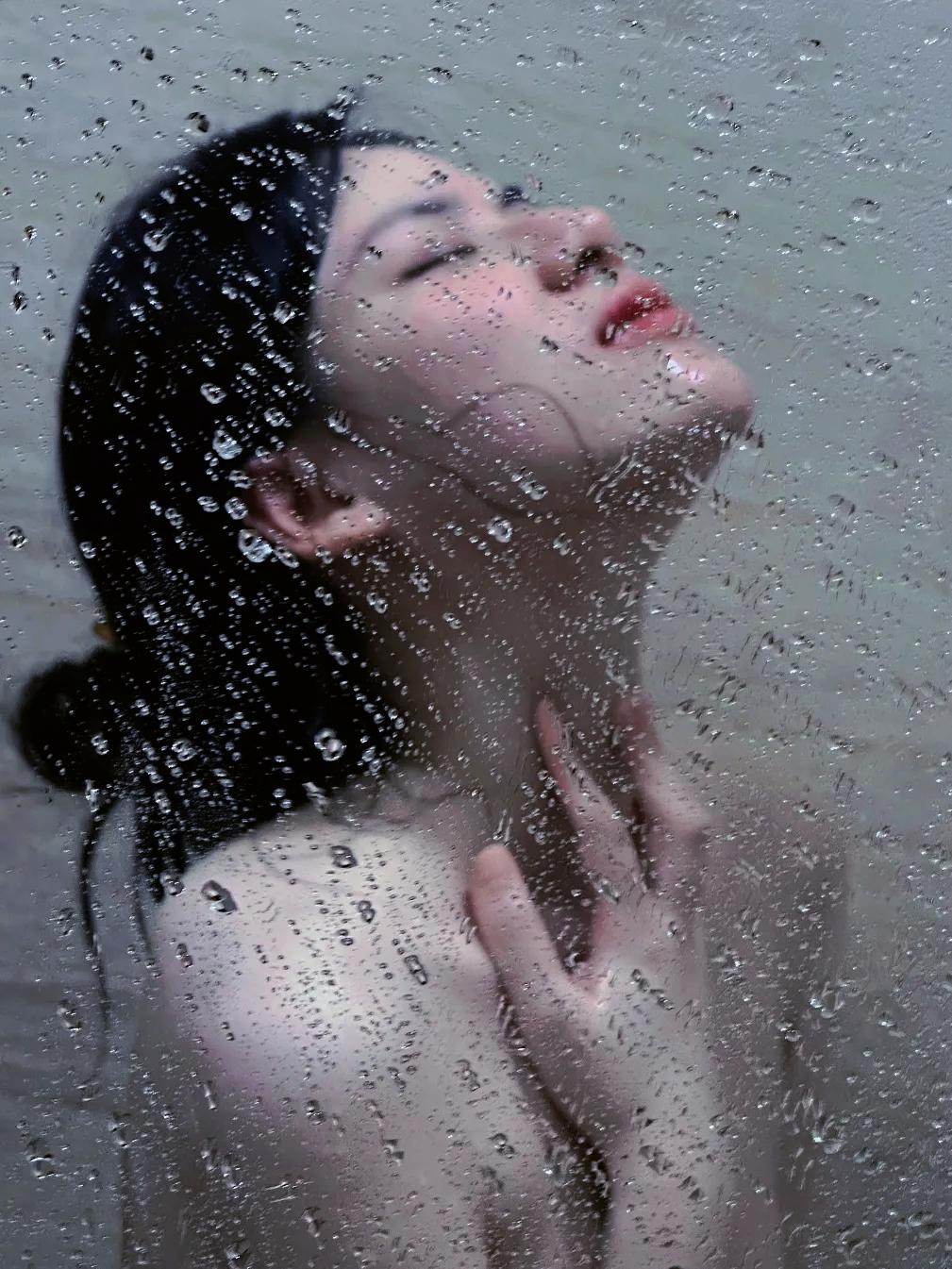 央视提醒，
冬季千万别用力搓澡！
专家指出，
搓掉的“泥”是皮肤角质层，
过度搓