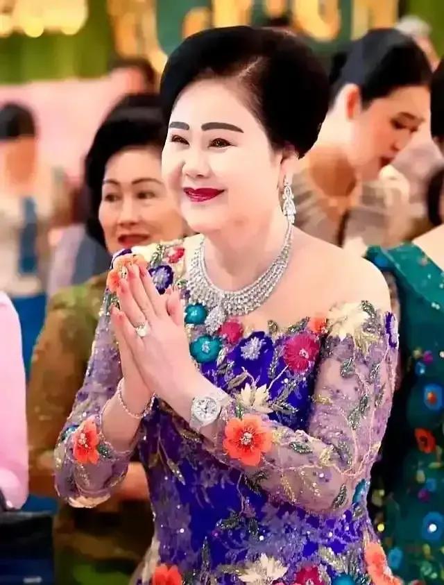 洪森这老婆倒是典型的旺夫，一口气生了好几个儿子，现在都接替了老爸掌管国家。
话说