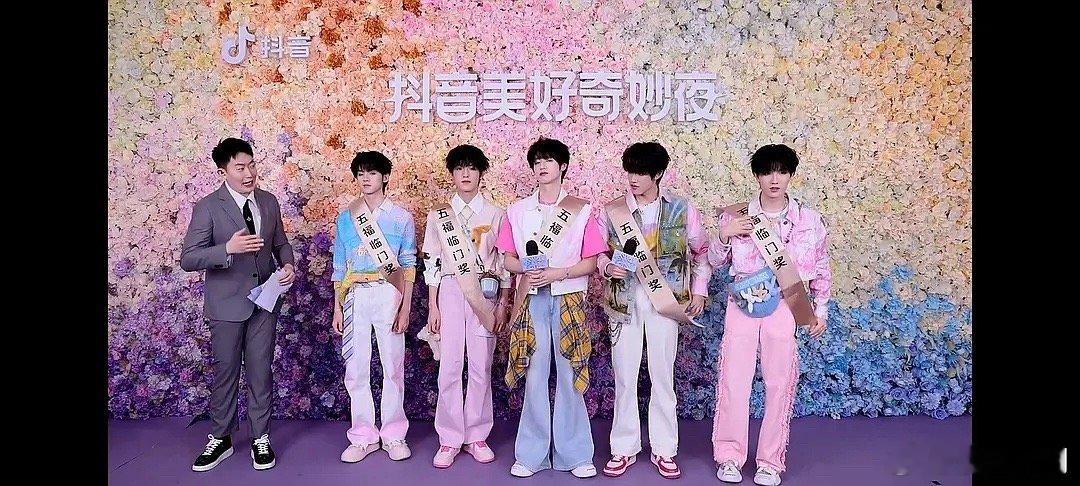 谁给他们准备的裤子，这是X型腿吗[允悲] ​​​