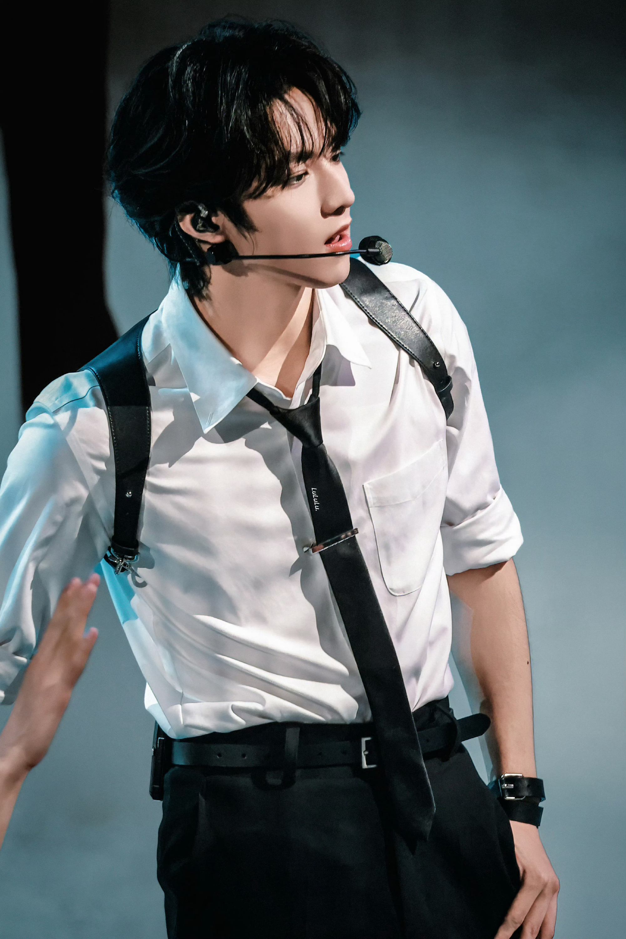 刘耀文流口水 AI生成 好明显的AI，信的这辈子有了AI应该用于正途非造谣，网络