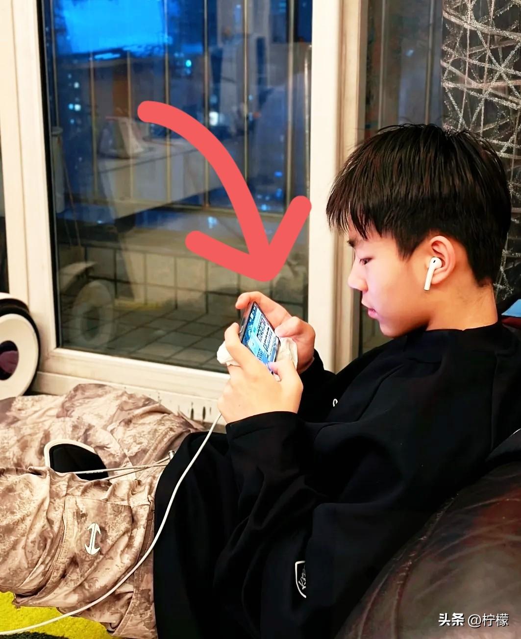 看到江西那个十二岁男孩的事，直接给我看恐惧了。

一个月3万的价码，父母竟然亲手