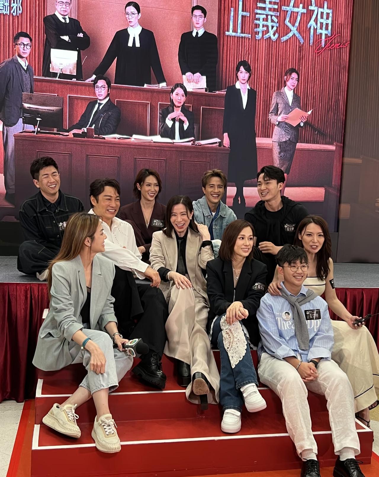 参加首映礼仪式，佘诗曼等人直接席地而坐，完全没有偶像包袱，而且全体演员有说有笑，