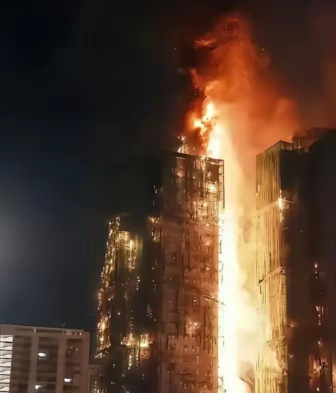 快讯！快讯！
香港火灾后，可能影响内地楼市的因素，不是高层不安全这么简单，而是消