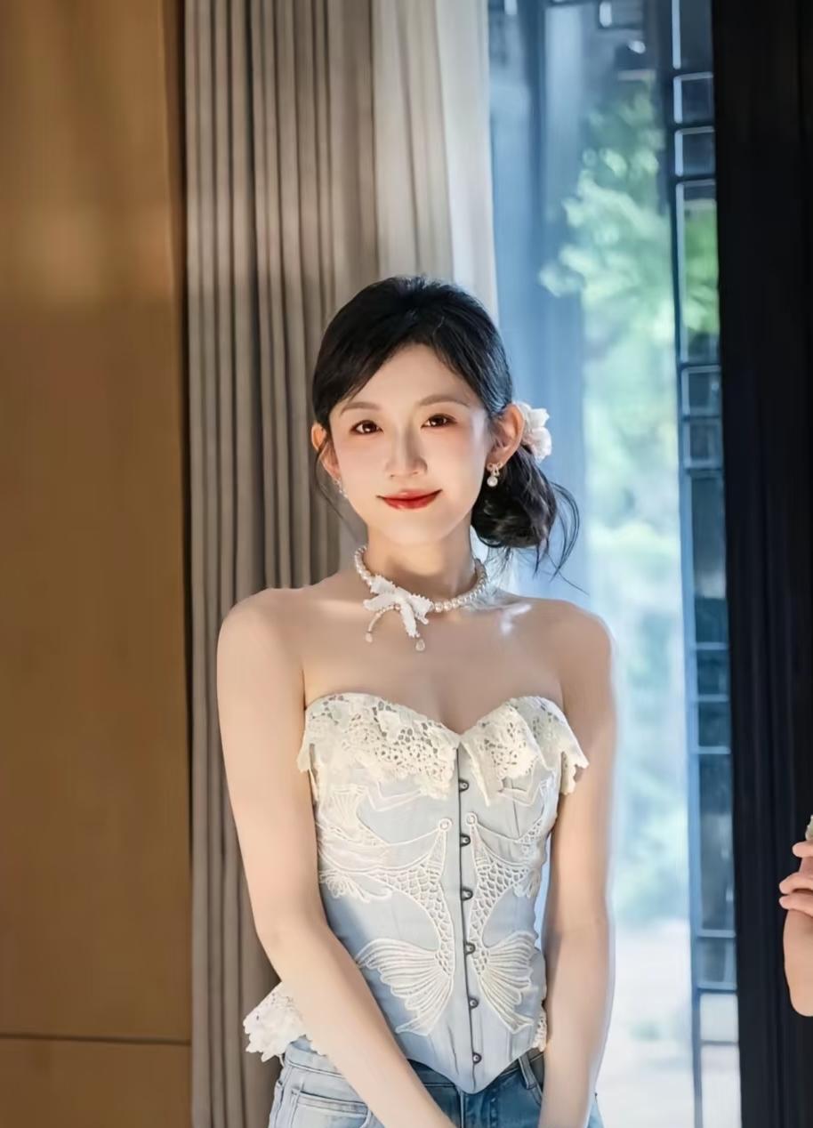 韩雨桐那闪亮的美甲，直接毁了《千金谋》里农女的戏，也把曾辉拖下了水。
这年头，演