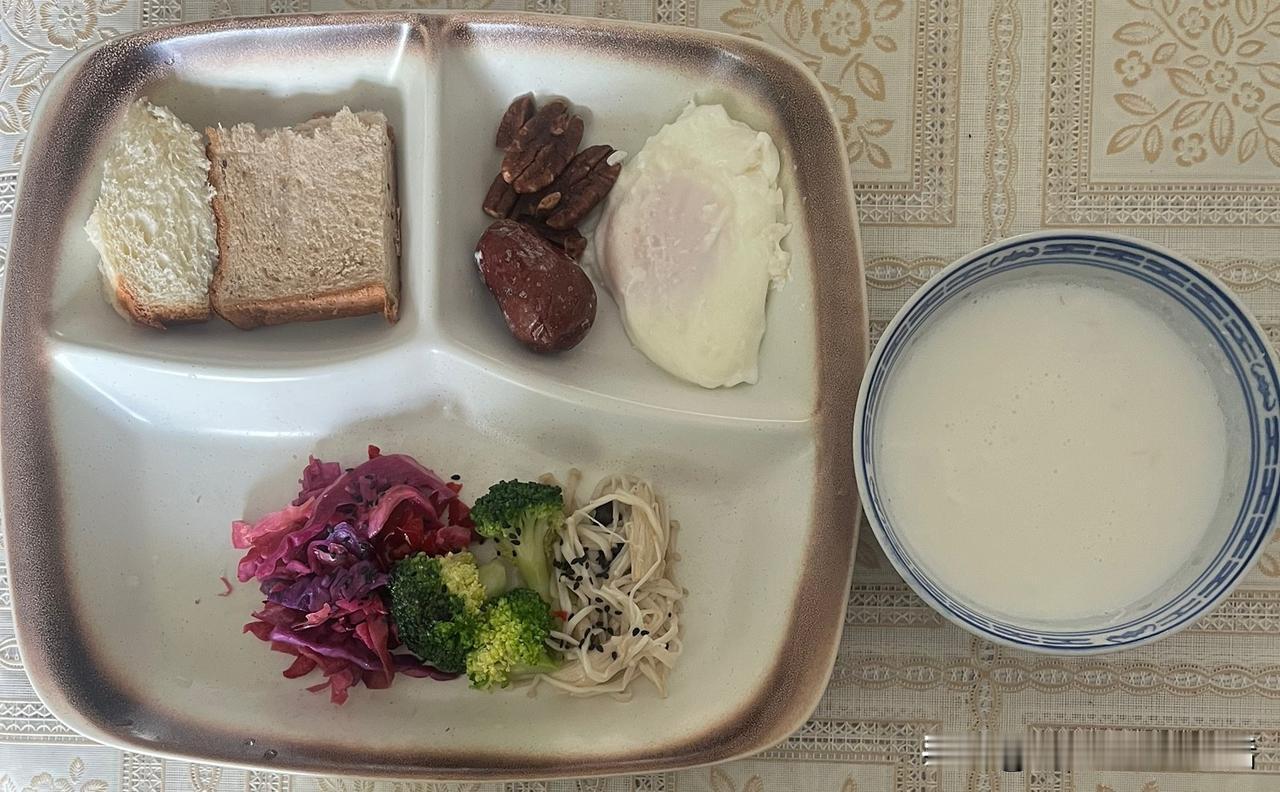 减脂控糖第四十六天，今天早餐是牛奶加醪糟，加了一个好枣，全麦吐司，荷包蛋，坚果，