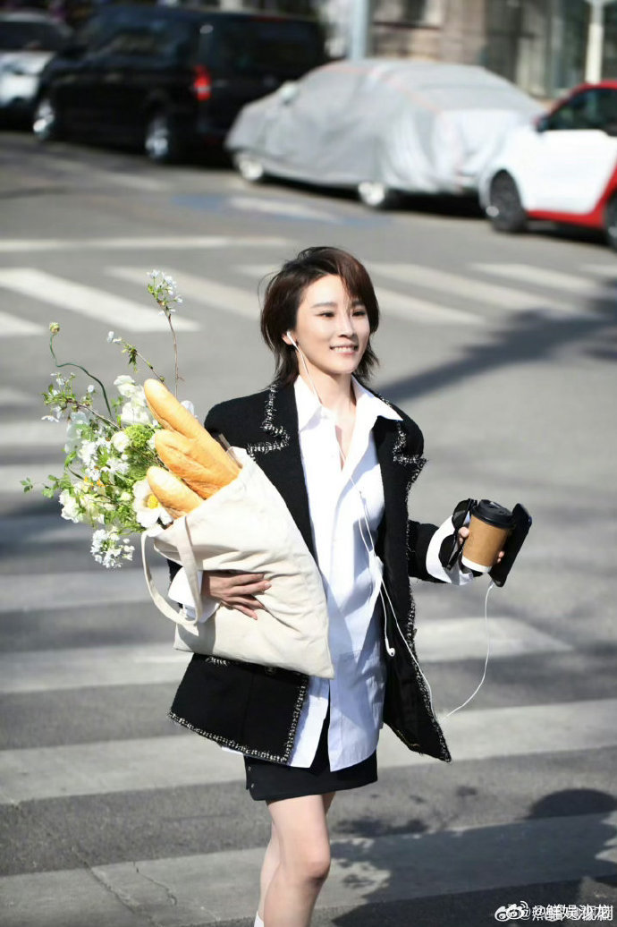 谢楠被5个人选笑开了花 温柔又有气质，人缘这么好，被抢真的一点都不意外。乘风20