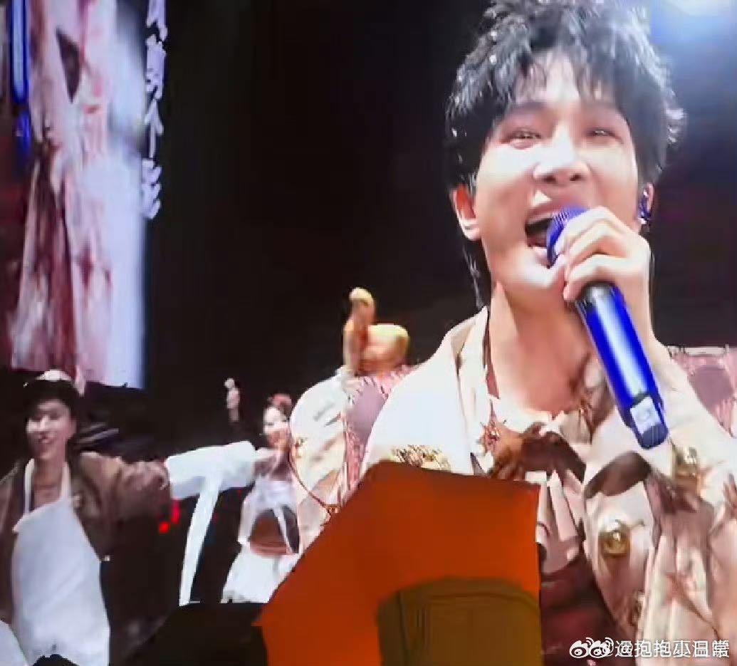 周深演唱会现场有人扯面 在周深的郑州演唱会上，扯面表演成了最大的亮点，现场气氛瞬