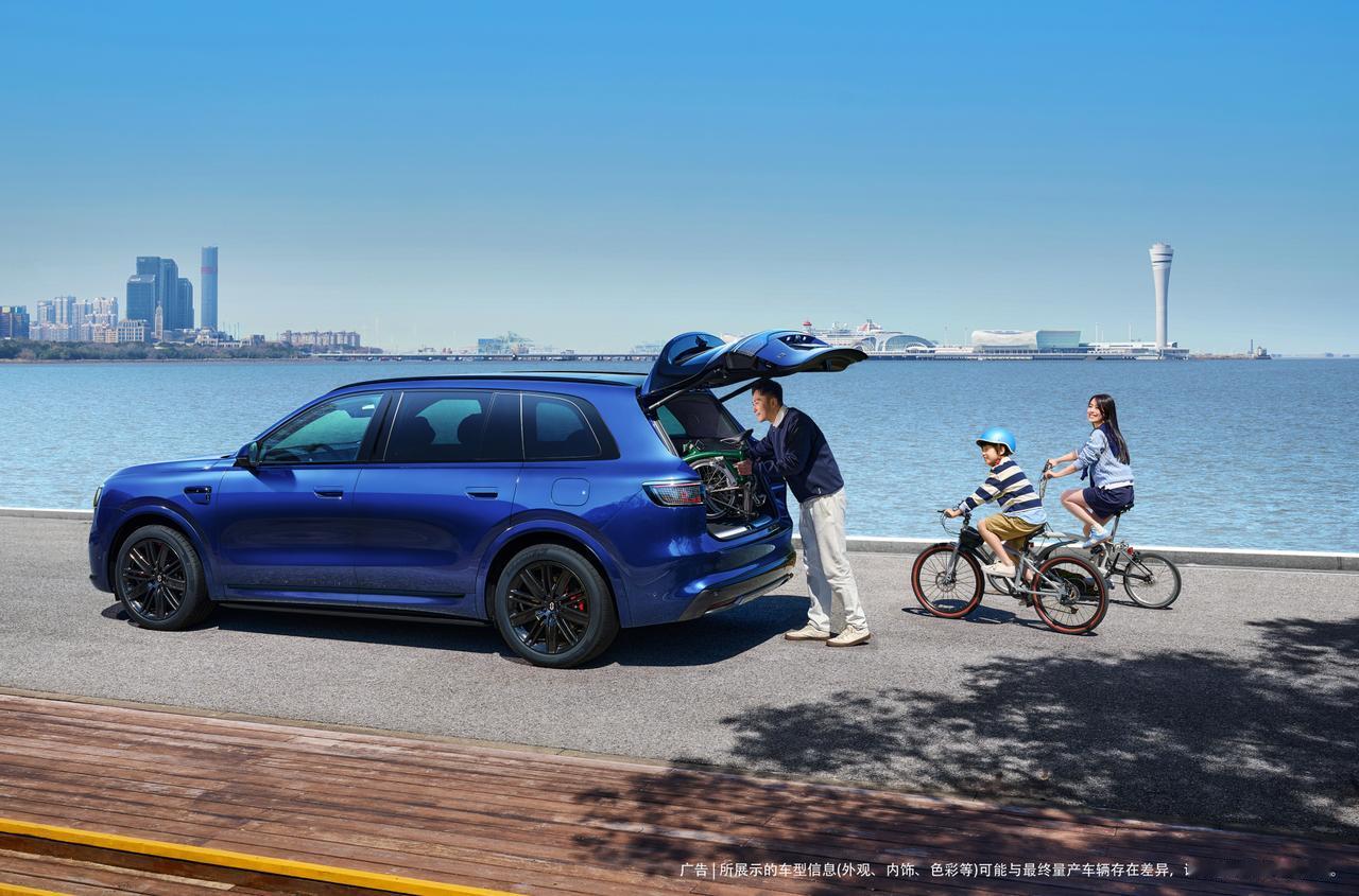 自古红蓝出CP，问界M8上了两款新车色的官图，湛蓝和瑞红，都挺有质感的，蓝色适合