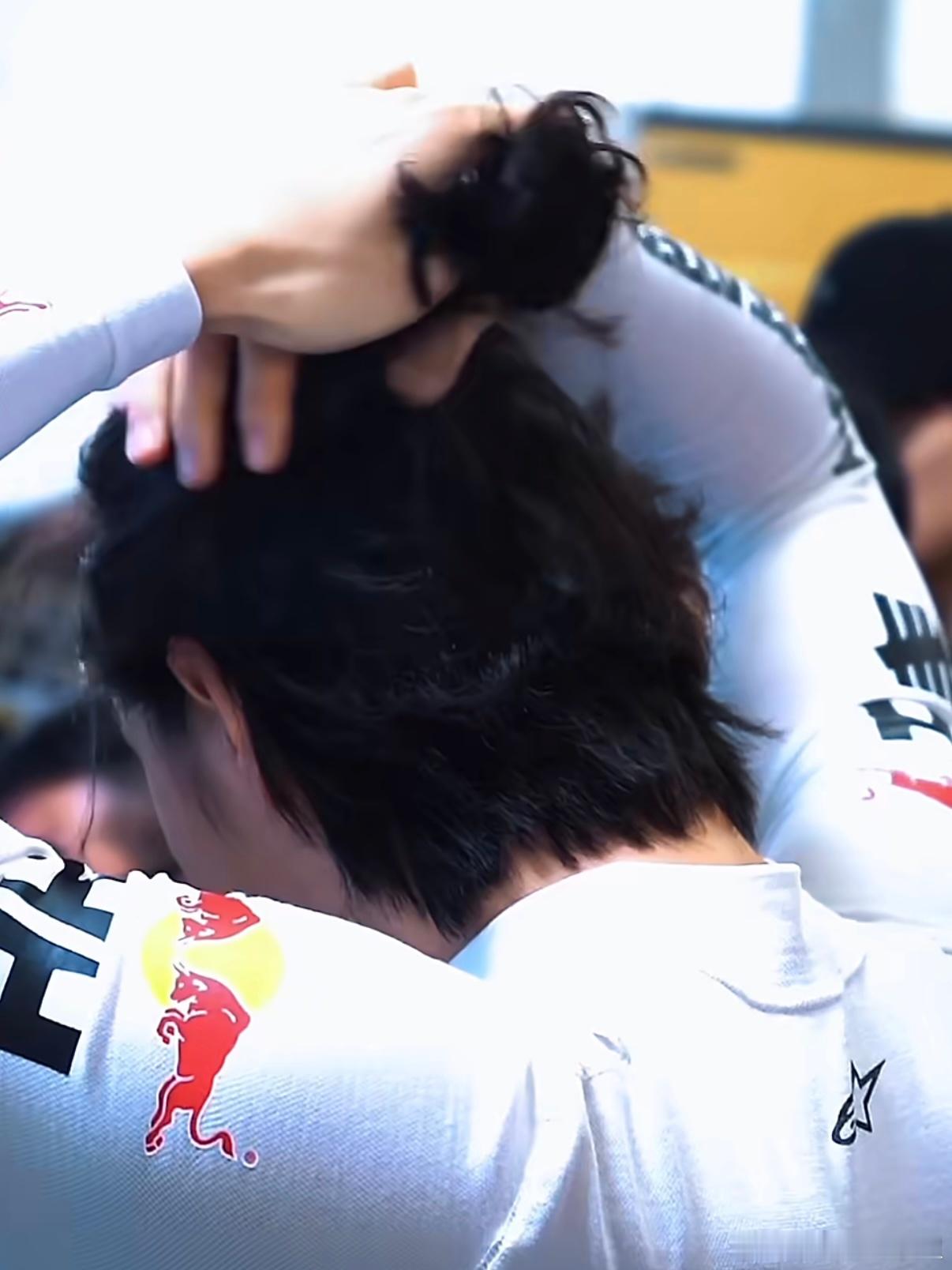 王一博王一博 小马尾绑的高王一博真发量王者也太会了，确定不收敛点魅力吗气质干净又