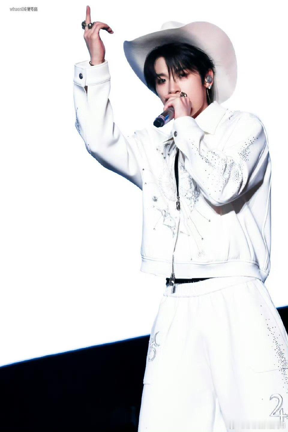 张峻豪微博粉丝破300w快乐🎉凭借个人魅力和舞台实力不断圈粉收获越来越多喜欢?