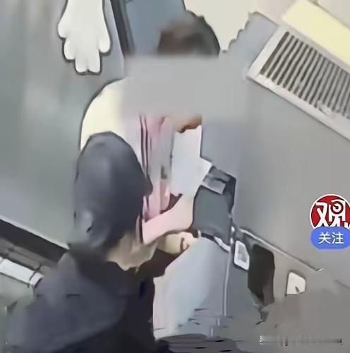 “必须严惩！”河南郑州，一女子带女儿去麦当劳点餐。取完餐后，她就开车带着女儿上了