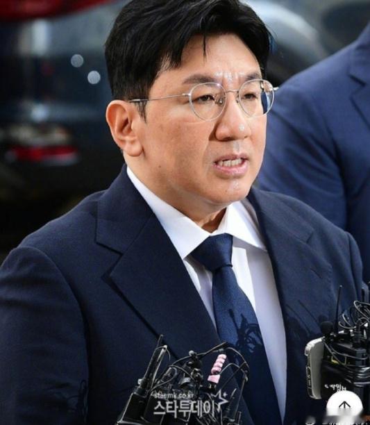 警方申请拘捕方时赫 据韩媒21日报道，警方对涉嫌“欺诈性不正当交易”的HYBE议