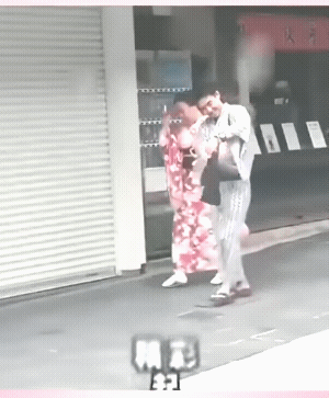 发视频的人，这是在南京街上看到的一幕。
不知什么时候的事儿，也是真假难辨。不过，