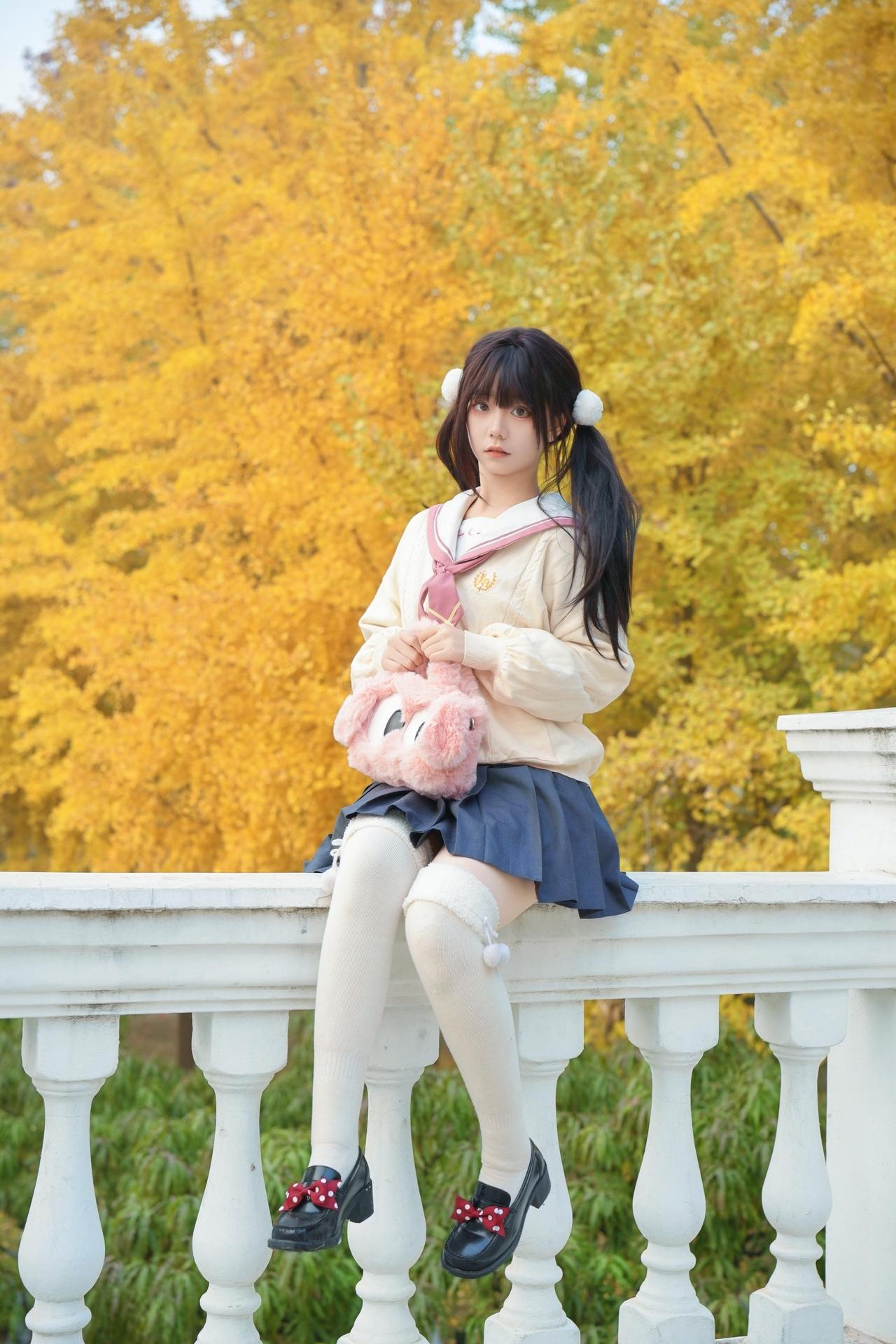 秋风起，少女倚栏思。