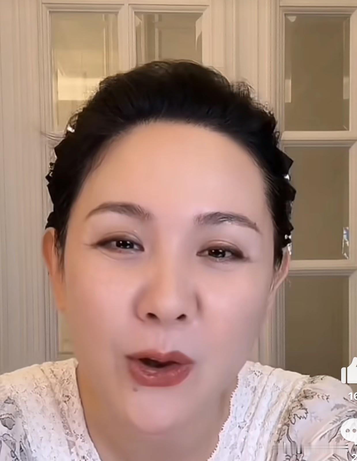 程莉莎说：

“大家都以为是我想让郭晓东去披哥的，其实不是的，是他自己想去的。