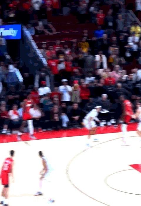 一场紧张到极点的比赛，申京用1秒钟的绝平投篮，救火箭一命，也引发了大家对年轻球员