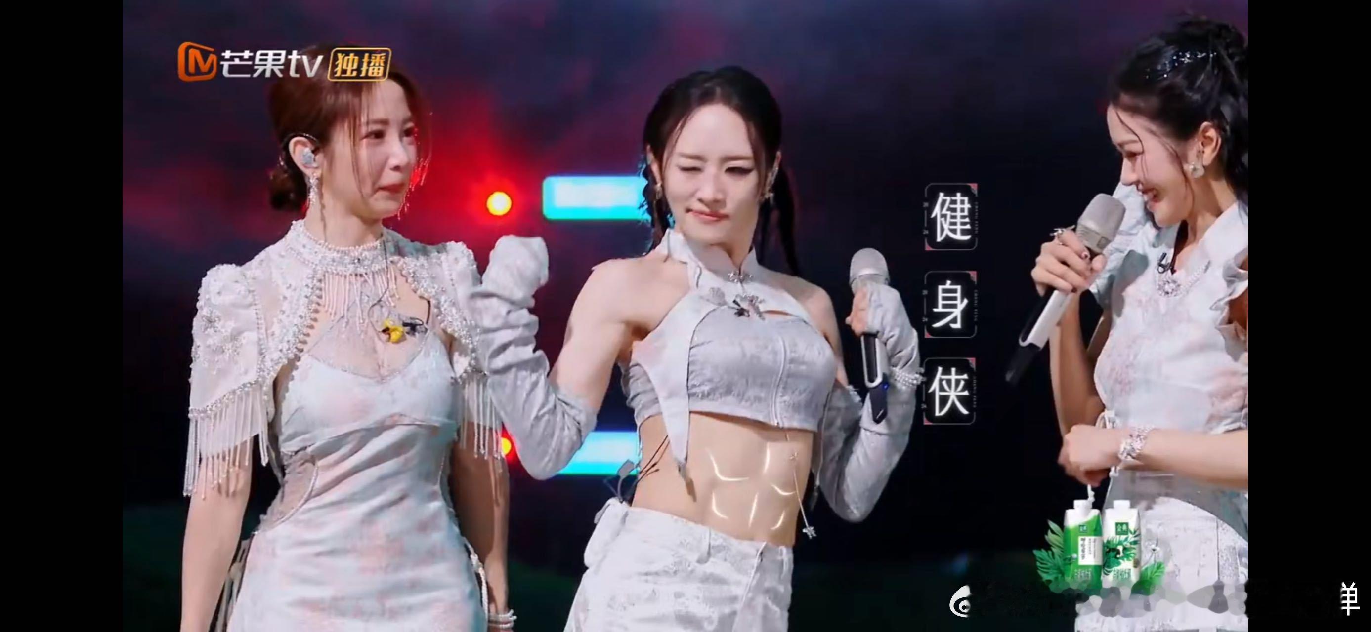 #健身侠女郑妮可##郑妮可别人家的腹肌# 看到郑妮可的腹肌，就明白她为何是健身侠