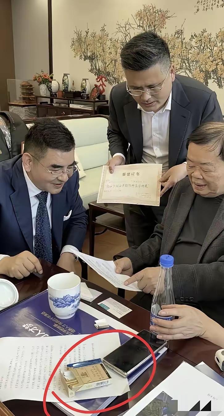 二位大佬抽的是什么香烟，应该挺贵的吧