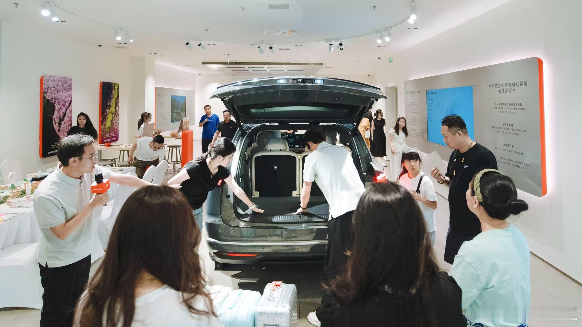 这会儿店里这么多人去看乐道L90了？我下午去的那家店可能比较偏僻，三组左右 ​​