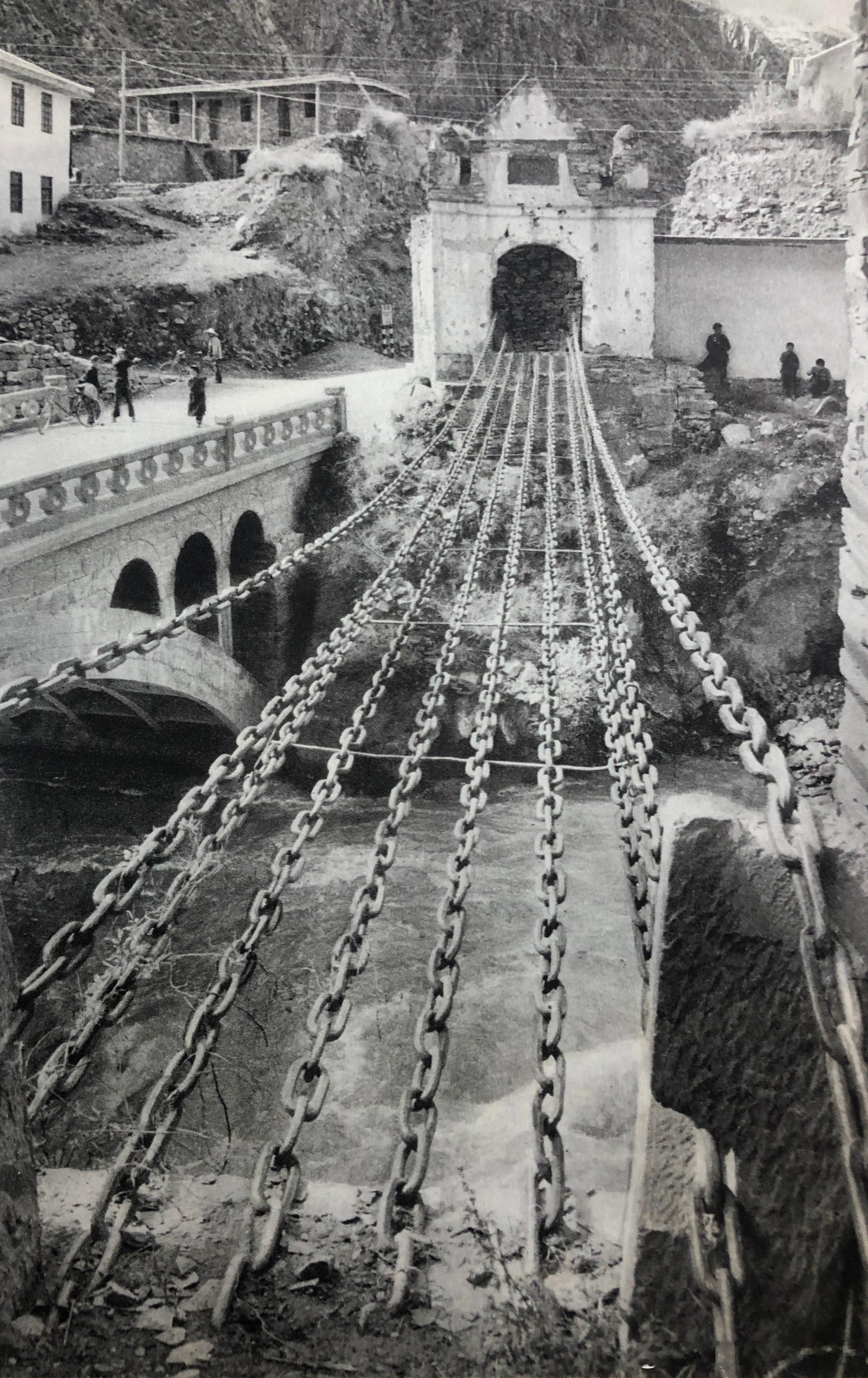 1935年6月12日红1方面军先头部队在北进达维途中,同红4方面军一部在四川懋功