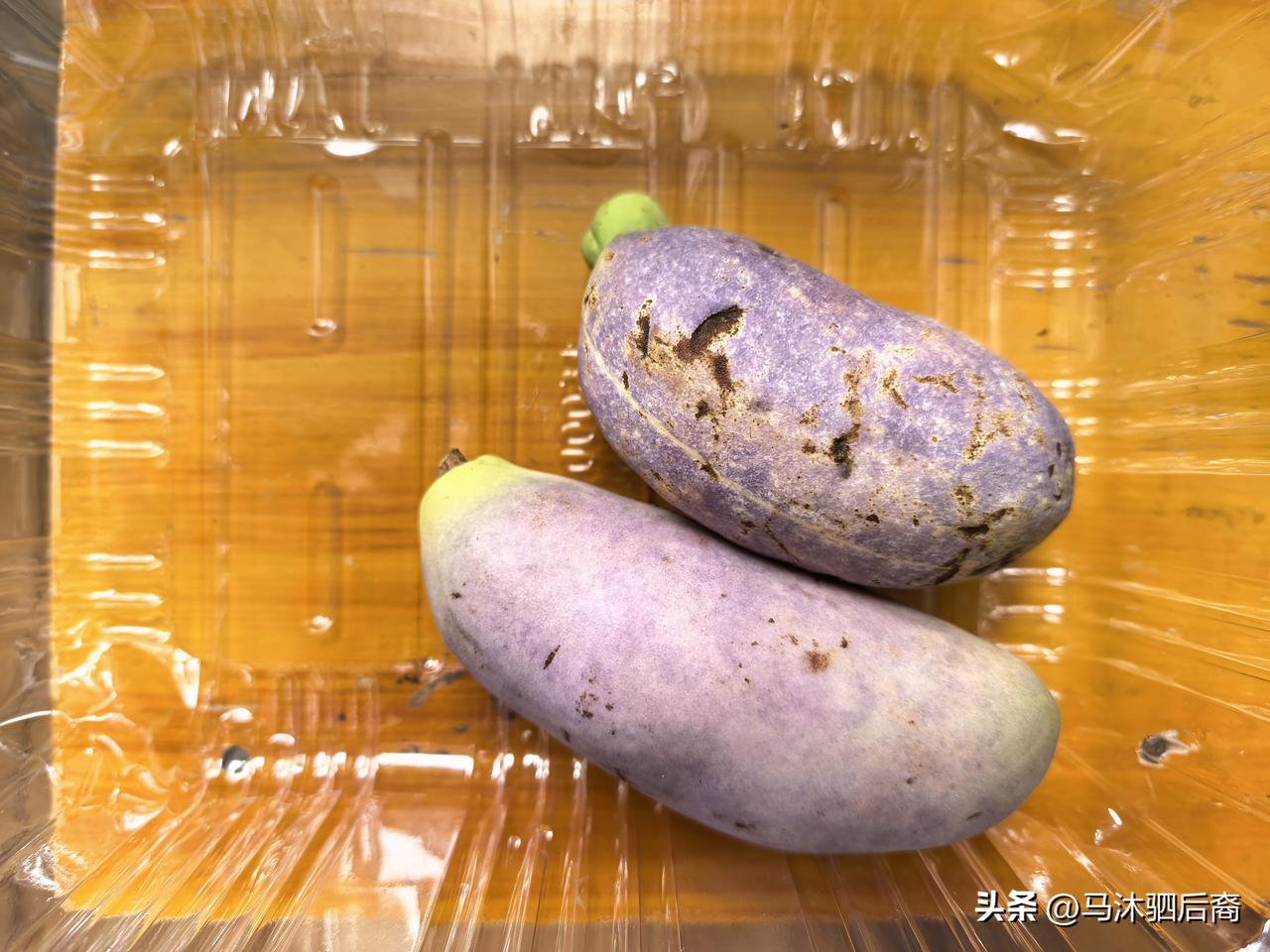 我虽然“随和”，但并不是样样水果都吃的来。
比如这种看着像个巨大的豆子，划开像个