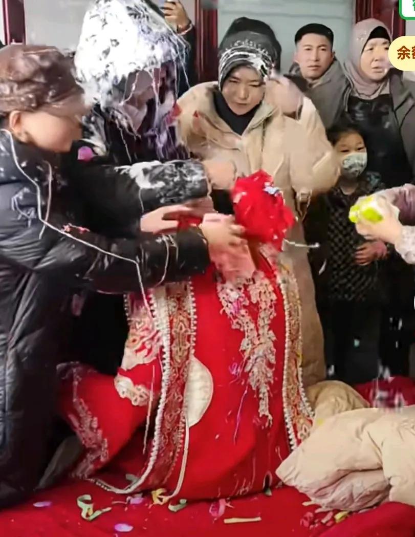 新人结婚当天被狂喷彩带，娘家人生气的喊不要喷了，结果他们还一直喷，
新娘家人是回