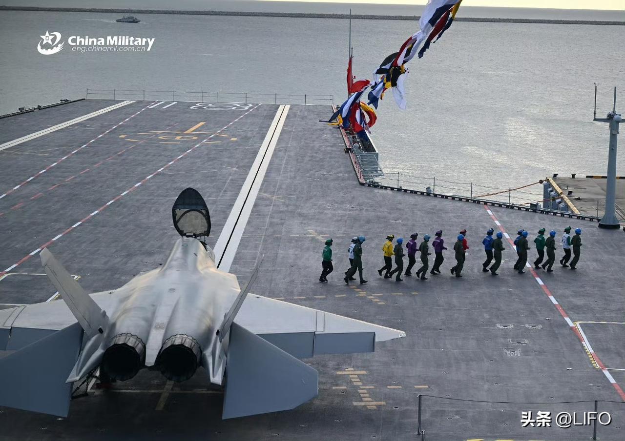 J-35舰载型的折叠结构。来自军网英文