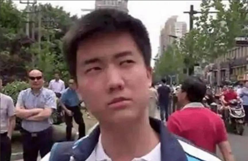 2019年，记者采访第一个走出考场的“林欢”，他大言不惭道：“清华北大不在话下！