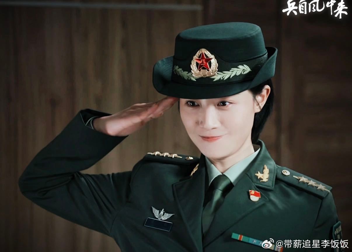 蓝盈莹在圈内的人缘蓝盈莹好强的内娱人脉一部剧窥见圈内口碑，全员自发安利才最难得。