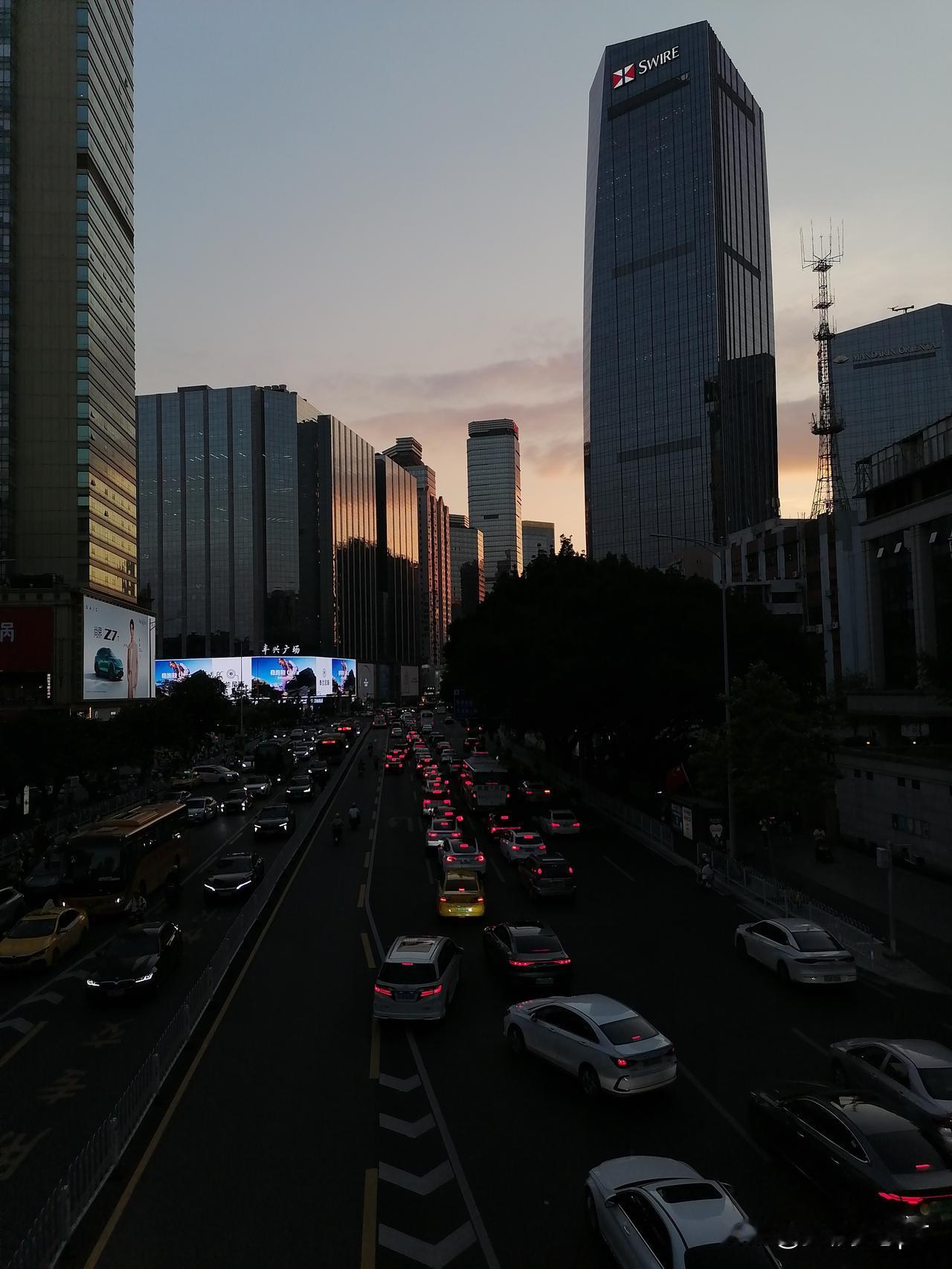 分享一下你随手拍的照片 分享一下你随手拍的照片夕阳西下，满月高悬。明天，就要放假