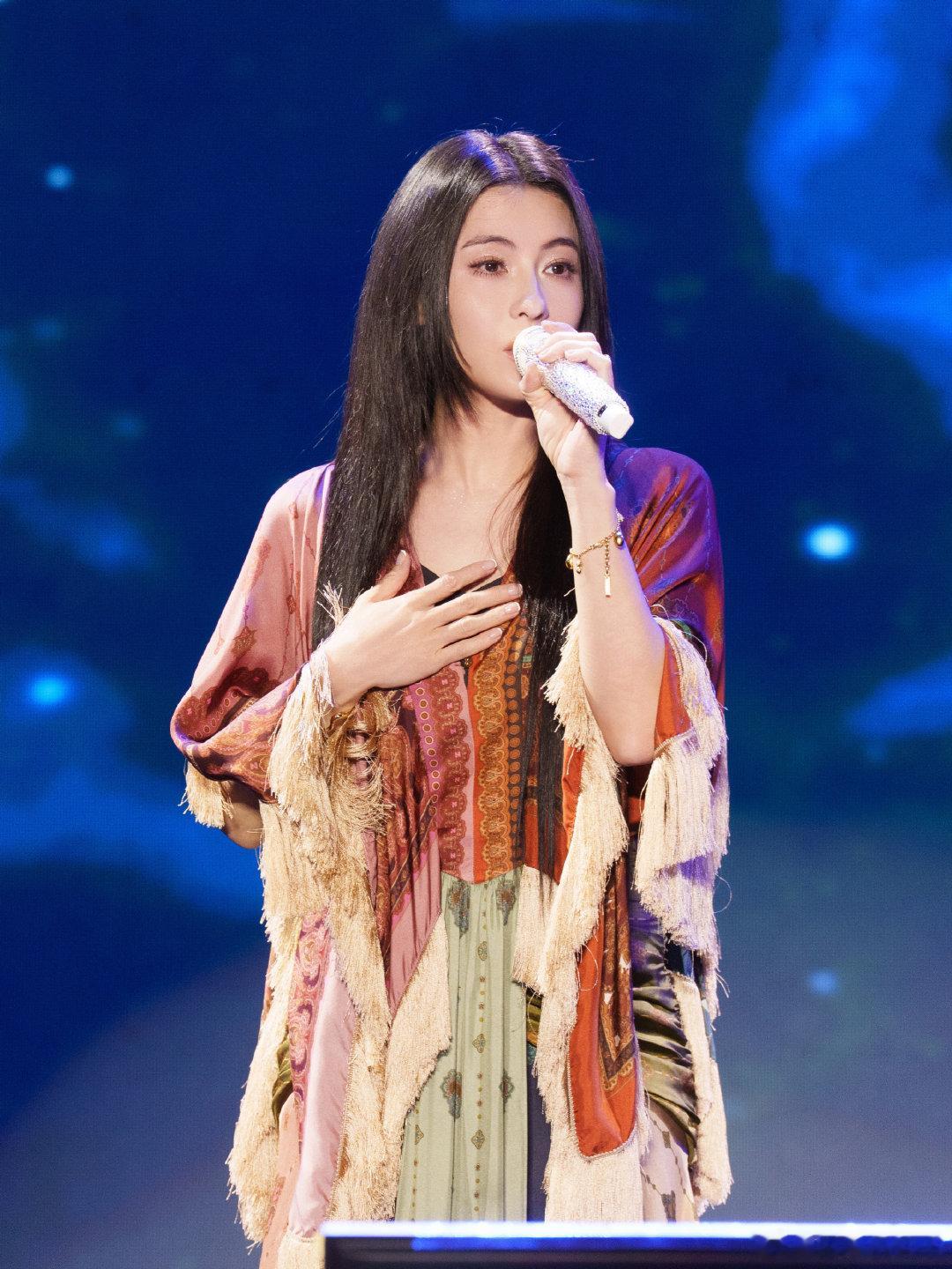张柏芝omg你美到我了张柏芝演唱会状态夯爆了 张柏芝在台上的眼神，是有温度的！她