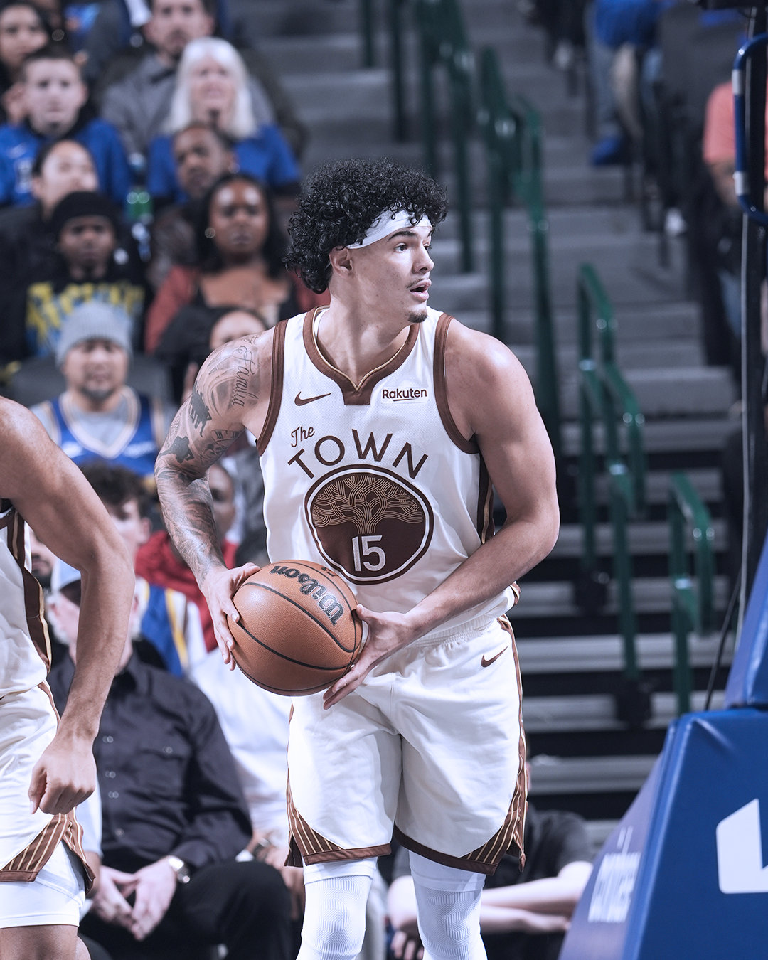 第一节结束，勇士27:24独行侠；库里9分。勇士vs独行侠