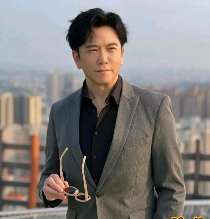 主持人问61岁的温兆伦“你为什么不拍戏了?”温兆伦淡淡地说：“我是一个看完风景正
