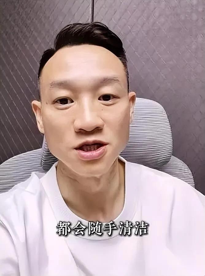 杨威最近被骂了

就因为擦器械

好多人追着说他故意踩内地人捧香港，真的犯不上啊