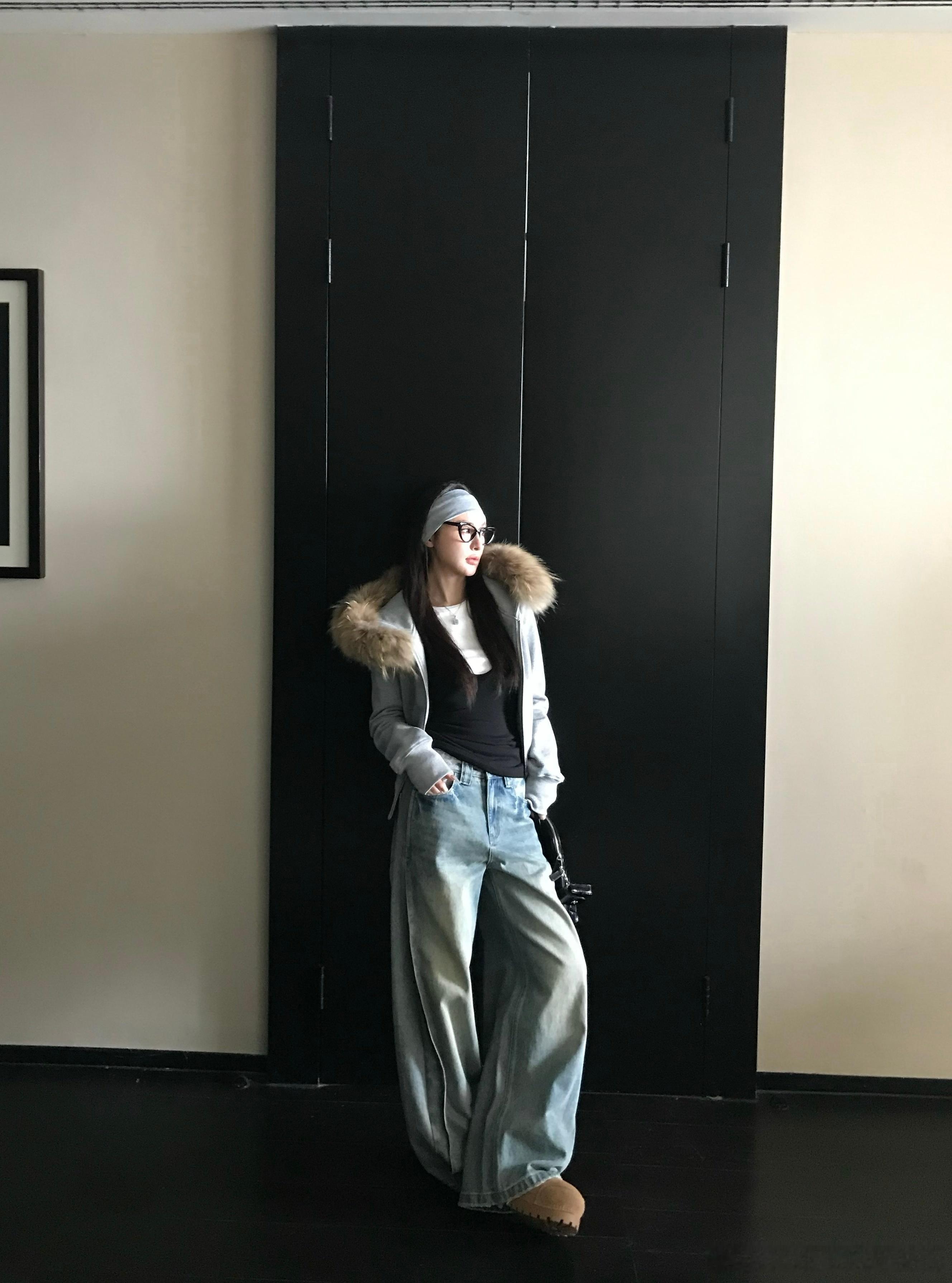 经典直筒宽松的水洗牛仔裤恰到好处的阔腿裤型和微及地裤长 让腿部线条拉长 塑造修长